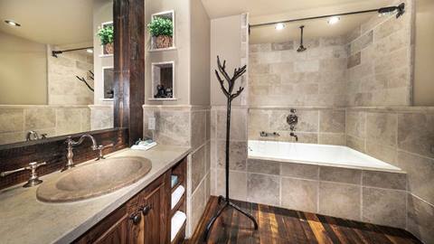 The master bathroom in the Alpine Room.