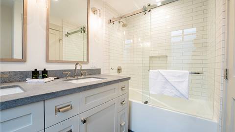 Granite Peak Terrace room bathroom with bath tub.