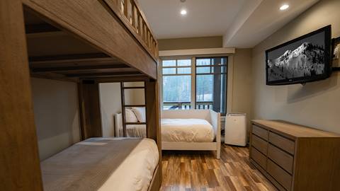 Guest room with bunk beds in the Granite Peak Terrace room. 