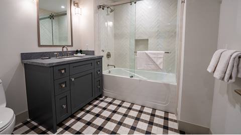 Guest bathroom with bath tub in the Granite Peak Terrace room.