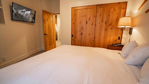 Bedroom of the Red Dog Retreat Room at Palisades Tahoe.