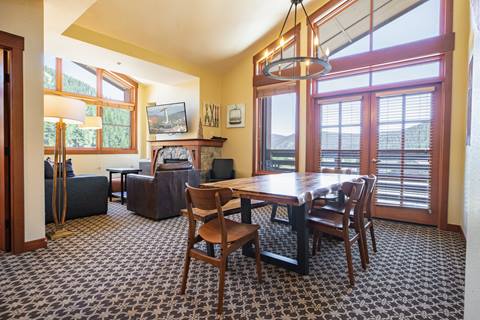 Cozy premier two bedroom suite in The Village of Palisades Tahoe
